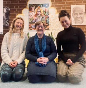 Swami Sukhananda and students